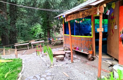 Jibhi Casa | Mudhouse homestay & Mid90s cafe