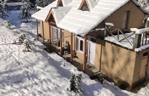 Jibhi Casa | Mudhouse homestay & Mid90s cafe