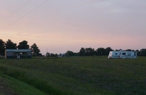 Murphysboro Cabina | Alojamiento línea de lodo su premier cabina, RV y camping alquiler en el sur de Illinois!