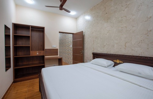 Hope College Hotel | MUGUNDAN 'S SMART STAY