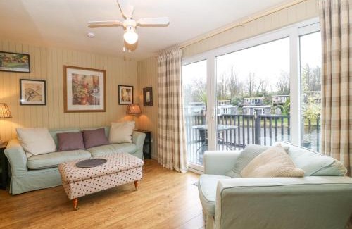 Bont Newydd Casa | Mulberry Cabin On The Lake