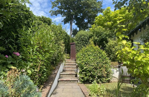 Newton Ferrers Cabina | Mulberry Leaf is situated on the banks of Newton Creek
