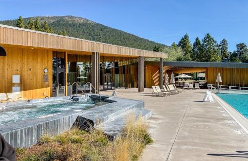 Black Butte Ranch Casa | Mules Ear Trail Cabin 8