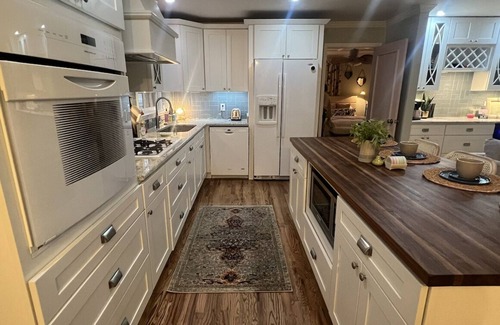 Columbia Cabaña | Muletown's Cozy Classic w/ hot tub, outdoor game area, and fire pit