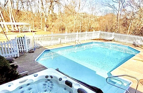Columbia Casa | Muletown’s Modern Comfy Cottage w/ inground pool, hot tub, pool table & fire pit