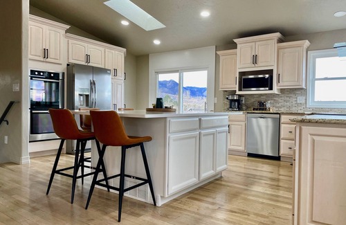 Northwest Colorado Springs Casa | Multi-family get away with breath taking Colorado views.