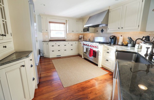 Fairfield Casa | Multi Family Pool Retreat - 6-bedroom chateau in Fairfield with nature & spa!