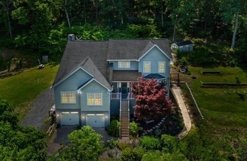 Front Royal Casa | Multi-gen Family Mountain House