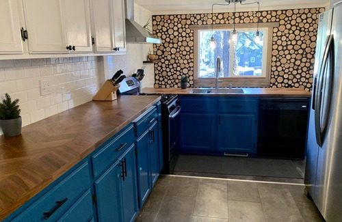 Truckee Cabina | Multi-Generation retreat! Pet friendly w/ fenced yard. 5 min to lake & trails.