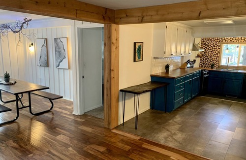 Truckee Cabina | Multi-Generation retreat! Pet friendly w/ fenced yard. 5 min to lake & trails.