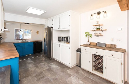 Truckee Cabina | Multi-Generation retreat! Pet friendly w/ fenced yard. 5 min to lake & trails.