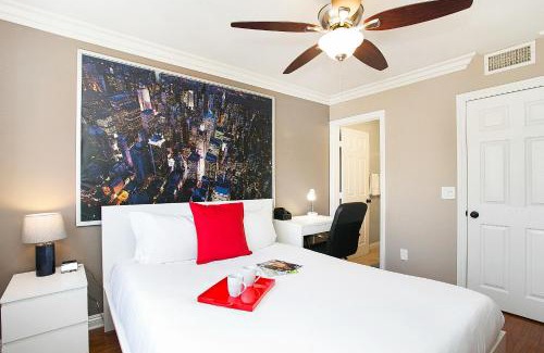 Downtown Casa | Multi-Level 2BR-Fast WiFI-Free Parking -CM-1