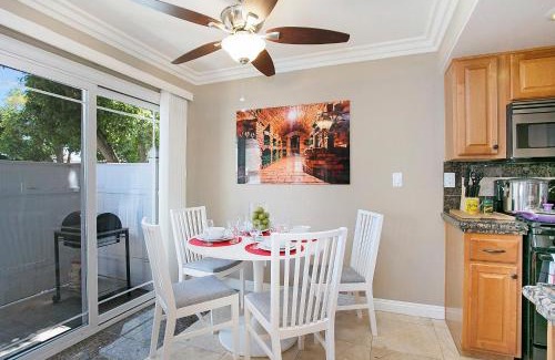 Downtown Casa | Multi-Level 2BR-Fast WiFI-Free Parking -CM-1