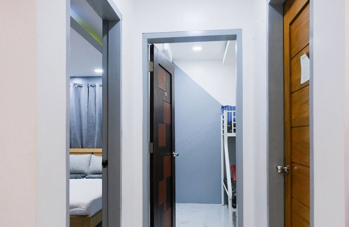 Poblacion District Casa | Multi-level House with a Pool, Near Airport