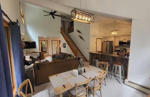 Lincoln Casa | Multi-level, open concept, AC, wooded view, deck, swim club. F1602 by LRS