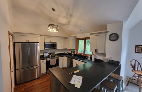Lincoln Casa | Multi-level, open concept, AC, wooded view, deck, swim club. F1602 by LRS