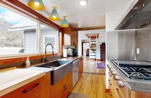 Naturita Casa | Multi-unit home with deck, grill, mtn views, W/D, & AC