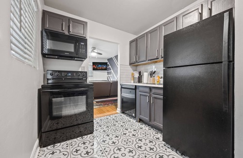 Mechanicsville Apartamento | Multiplex Unit with Bathtub & Free Parking