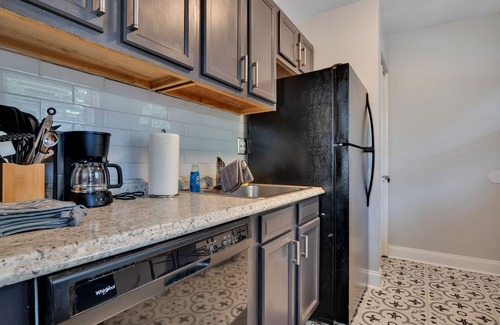 Mechanicsville Apartamento | Multiplex Unit with Bathtub & Free Parking