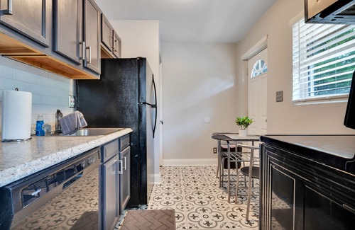 Mechanicsville Apartamento | Multiplex Unit with Bathtub & Free Parking
