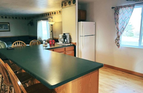 Winfred Cabina | Multipurpose Hunting Lodge + 400 Acres + Sleeps 11