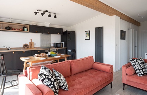 Dwyran Cabaña | MURMUR Y COED, pet friendly, character holiday cottage in Newborough