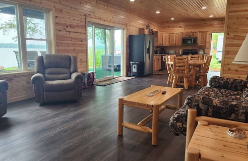 Briggsville Casa | Murphy's Lakefront Jacuzzi Retreat- Grand Opening June 2025 9 Miles to Wis Dells