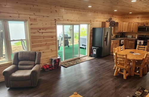 Briggsville Casa | Murphy's Lakefront Jacuzzi Retreat- Grand Opening June 2025 9 Miles to Wis Dells