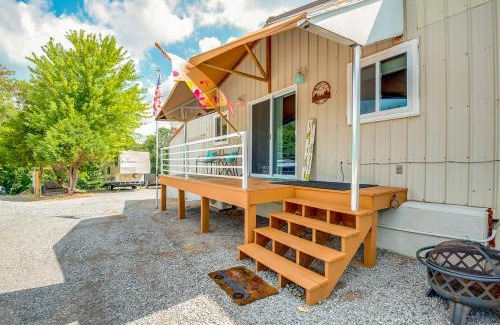 Murphysboro Apartamento | Murphysboro Retreat with Deck Near Kinkaid Lake!