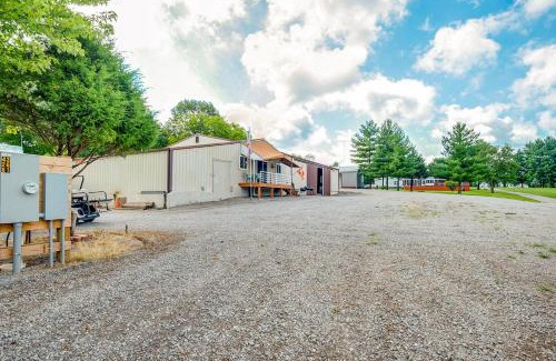 Murphysboro Apartamento | Murphysboro Retreat with Deck Near Kinkaid Lake!