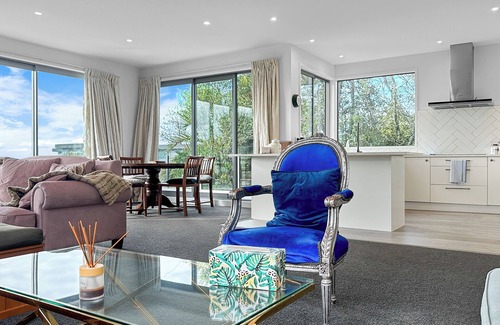 Murrays Bay Villa | Murrays Gem l Modern 4bed Stunner l Sea View & Spa!