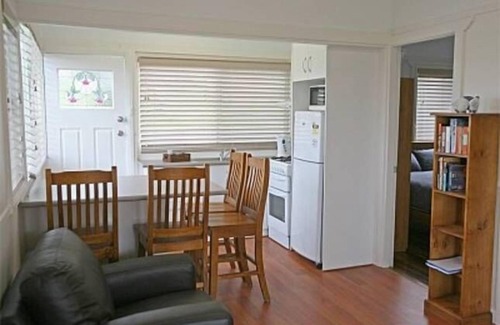 Bermagui Cabina | Murunna Cottages No 1 Bermagui (Stringybark). Una encantadora casa de 2 dormitorios.