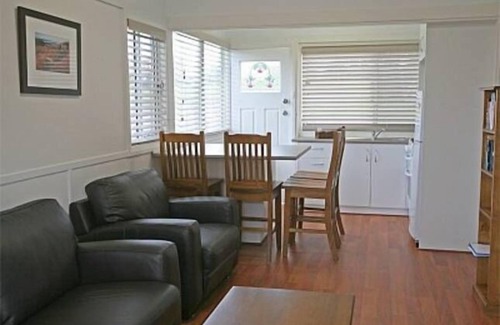 Bermagui Cabina | Murunna Cottages No 1 Bermagui (Stringybark). Una encantadora casa de 2 dormitorios.