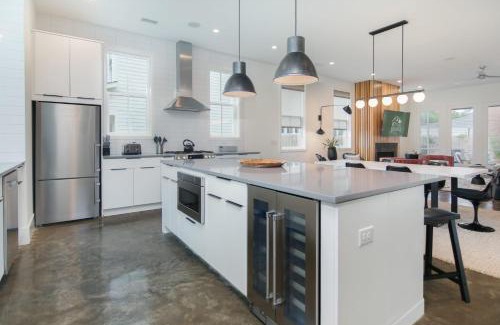 Mount Pleasant Casa | MUSIC MANOR 3-King Beds w Pool mins to Beach&DT