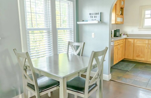 Nims Casa | Muskegon Michigan Cozy Cottage 5 Min to Downtown 10 Min to beach