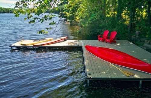 Bala Cabaña | Muskoka Autumn Escape Campfire, Games, Netflix
