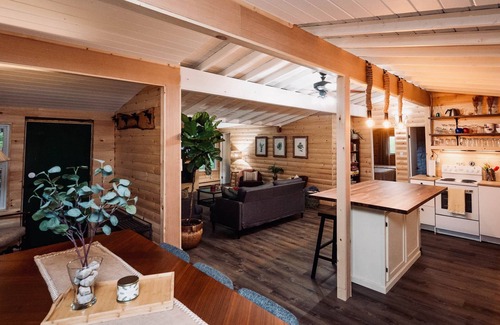 Bracebridge Casa | Muskoka Creekside Escape