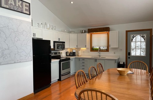 Bracebridge Cabaña | Muskoka Family Paradise! *Hot Tub* *Lakefront* *Fire Pit* *Snow Trails*