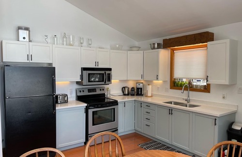 Bracebridge Cabaña | Muskoka Family Paradise! *Hot Tub* *Lakefront* *Fire Pit* *Snow Trails*