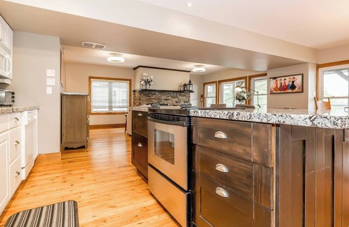 Gravenhurst Casa | Muskoka Lakeshore Cottage Bliss