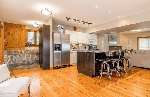 Gravenhurst Casa | Muskoka Lakeshore Cottage Bliss