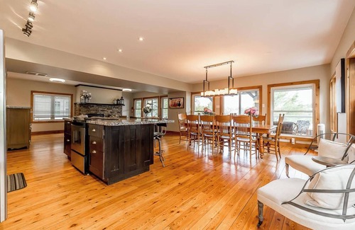 Gravenhurst Casa | Muskoka Lakeshore Cottage Bliss