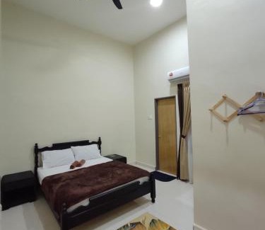 Hutan Kampung Casa | MUSLlM ONLY Pool Wifi 3 aircond room Hospital Sultanah Bahiyah