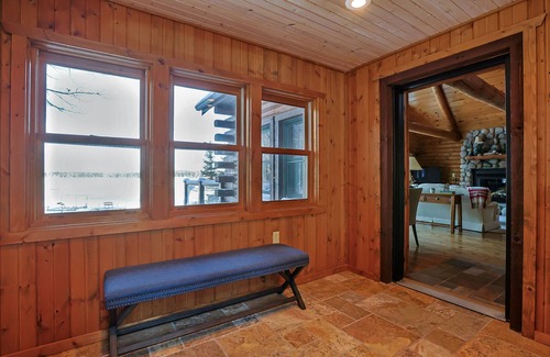 Manitowish Waters Cabina | MW Chain Retreat! EXTRA Outdoor Space!