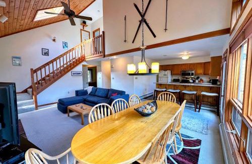Bretton Woods Casa | MWP69 Spacious 5-bedroom condo, partial Notch views, 2 min to skiing!