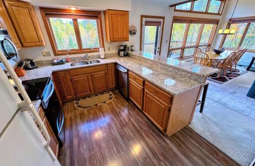 Bretton Woods Casa | MWP69 Spacious 5-bedroom condo, partial Notch views, 2 min to skiing!