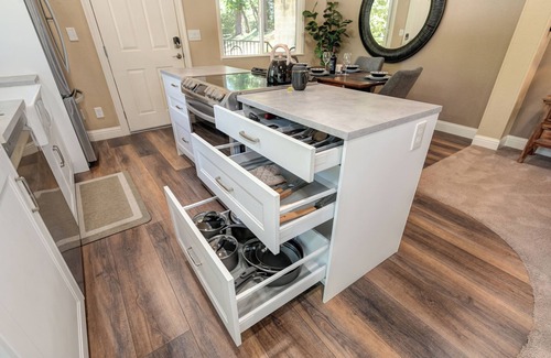 Chicago Park Apartamento | My Lil' Piece of Heaven. 1 mile to Rollins Lake. Full kitchen. Dog-friendly.