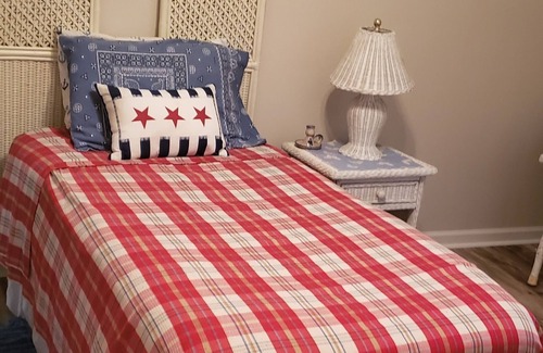 Theriot Cabina | My oh My Maison du Bayou with WiFi, AC, fishing. Enjoy a relaxing cozy stay!