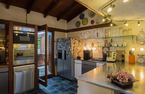 Ispra Villa | Villa Isa es una villa moderna en el lago Maggiore, con acceso directo al lago, 4 dormitorios, 5 baños y