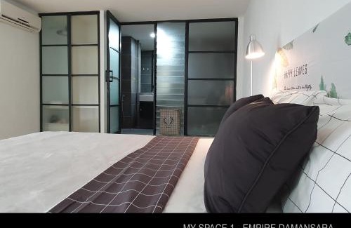Damansara Perdana Apartamento | My Space - Empire Damansara room with Netflix
